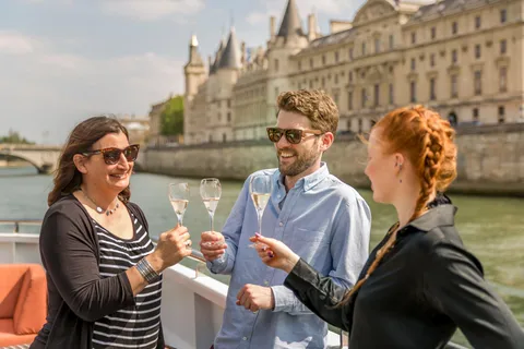 Párizs: Pezsgőkóstoló hajókirándulás indulás az Eiffel-toronytól