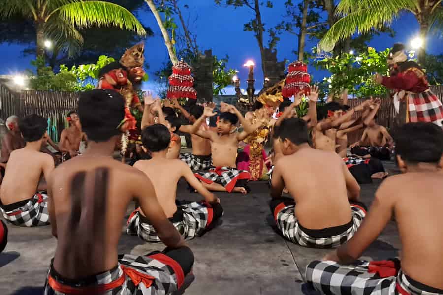 Bali: Tanah Lot Temple Sunset Kecak & Fire Dance Show Ticket. Foto: GetYourGuide Bali: Tanah Lot Temple Sunset Kecak & Fire Dance Show Ticket. Foto: GetYourGuide