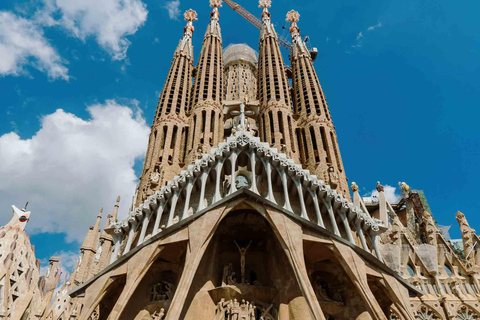 Private Tour in Barcelona Sagrada Familia with Tickets Private Tour+Ticket: Lights & Shadows of the Sagrada Familia