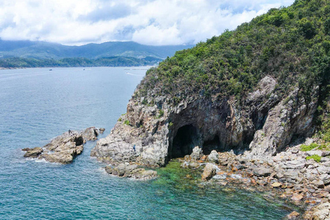 Tour in yacht del Geoparco UNESCO di Hong Kong: quattro archi marini e vulcanoTour in yacht del geoparco UNESCO di Hong Kong: quattro archi marini e vulcano