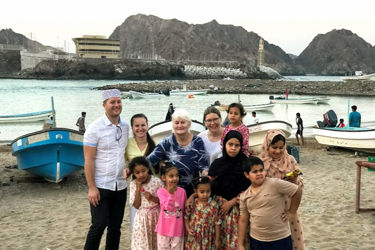 Muscat: Dagsutflykt med omansk lunch, upphämtning på hotell och flygbiljett