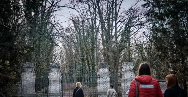 Prague: Psychiatric Hospital and Abandoned Cemetery Tour