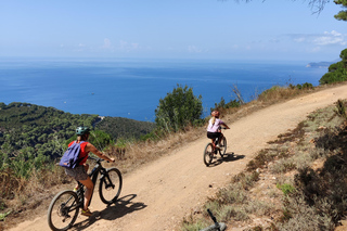 Scenic e-bike tour for families at Capo Stella Lacona on Elba Island