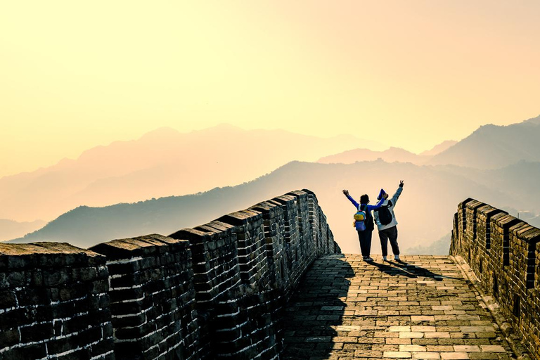 Beijing: Mutianyu Great Wall Tour with Photographer 1-Hour Follow Shoot+15 Retouched Photos