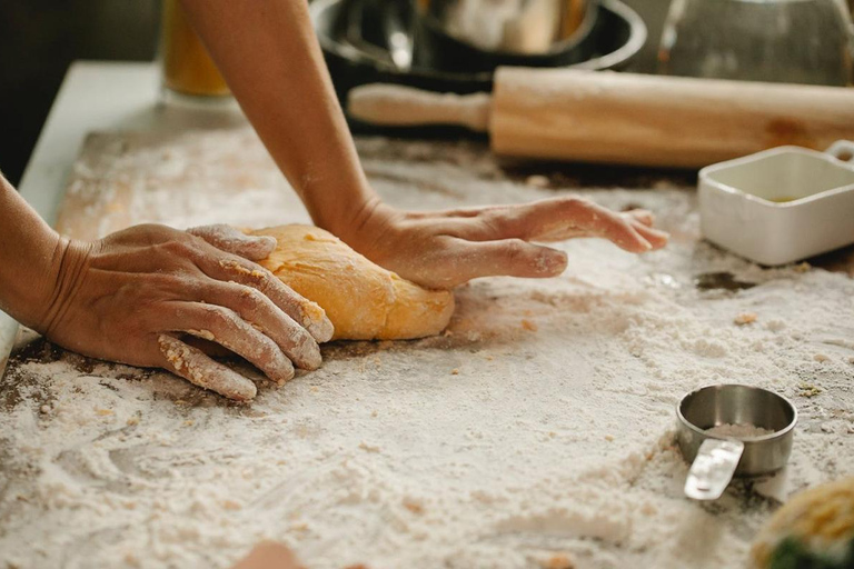 Tour de la ciudad a pie en Ereván con Brandy, 5 Vinos y Pan