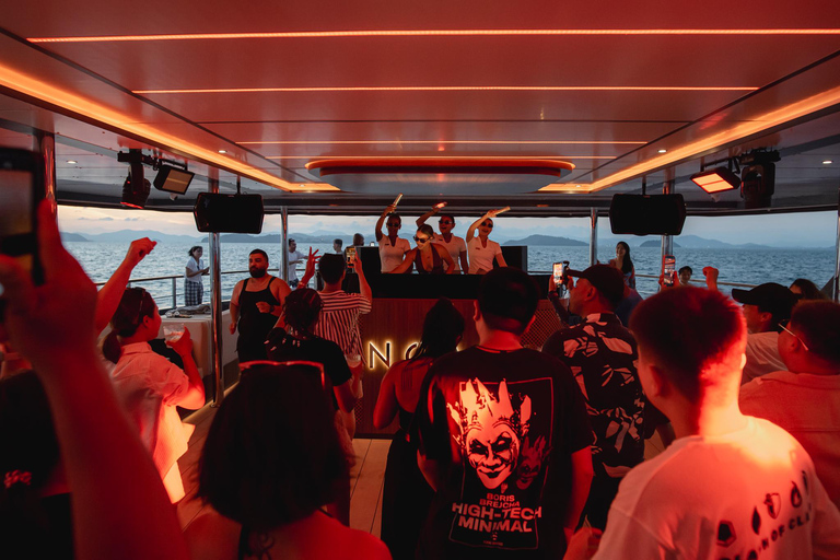 Phuket:Phi Phi Island with Premium Buffet & DJ by Noah Yacht