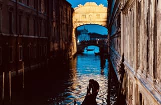 Venedig: Eine romantische Gondelfahrt unter der Seufzerbrücke