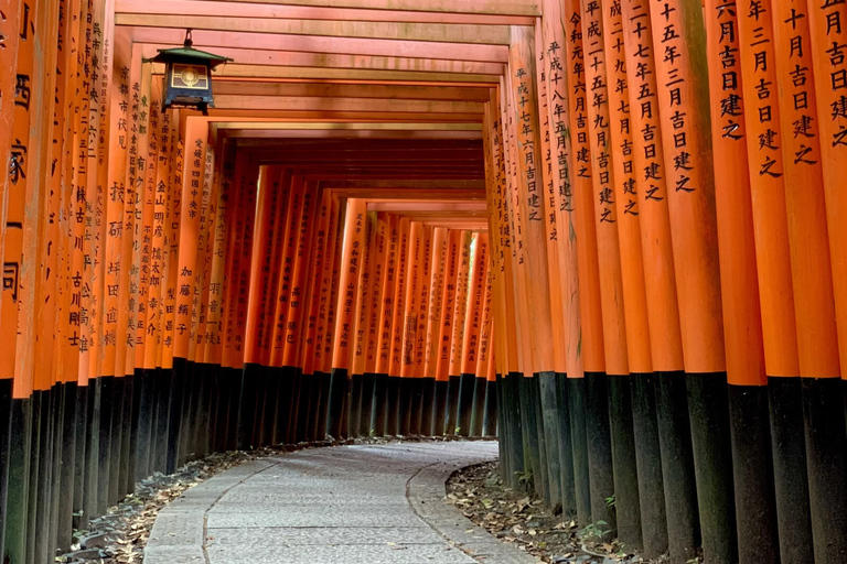 I segreti nascosti di Fushimi Inari: sentieri di bambù e villaggio del sake
