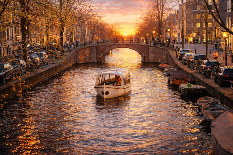 Amsterdam: Private Romantic Evening Boat Tour with Prosecco 45-minute Cruise