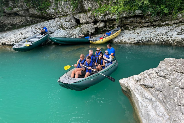 Vanuit Kutaisi: Canyons en grotten tour met transfer naar Tbilisi