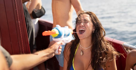 Split: Sunset Boat Party mit Live-DJs und Schwimmen in der Blauen Lagune