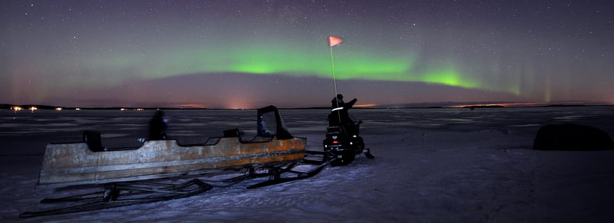 Luleå : Excursion aux aurores boréales en motoneige tirée par un traîneau