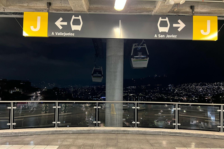 Medellín : visite nocturne de la Comuna 13, mur peint, collation localeMedellín : visite nocturne de la Comuna 13, mur peint, dégustation de snacks locaux