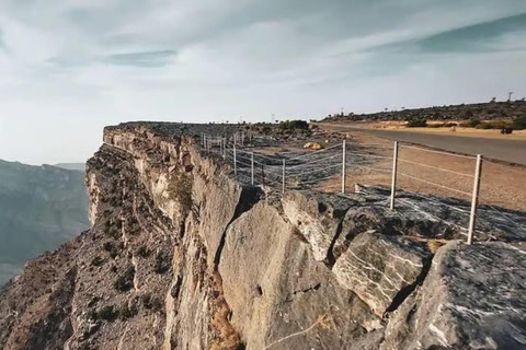 Muscat: Jebel Shams Balcony Walk & Wadi Nakhr Shared Tour