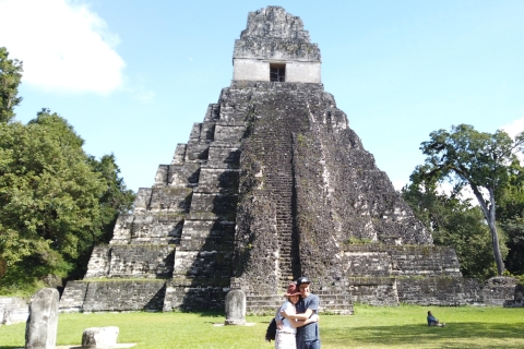 Excursión Compartida a Tikal: Vuelo + Comida + Tour guiadoDesde la ciudad - No incluye traslados