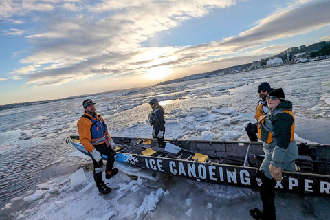 Ciudad de Quebec: Experiencia en canoa de hielo al atardecer con saunaPiragua sobre hielo al atardecer con chocolate caliente y sauna