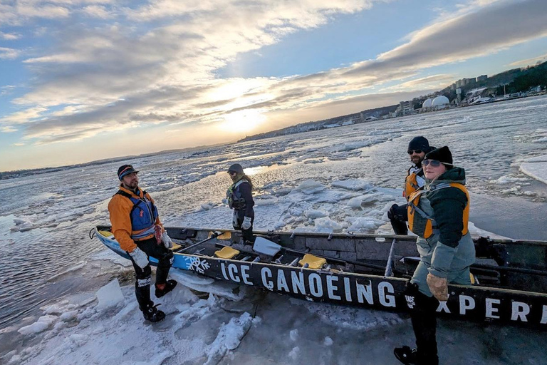 Ciudad de Quebec: Experiencia en canoa de hielo al atardecer con saunaPiragua sobre hielo al atardecer con chocolate caliente y sauna