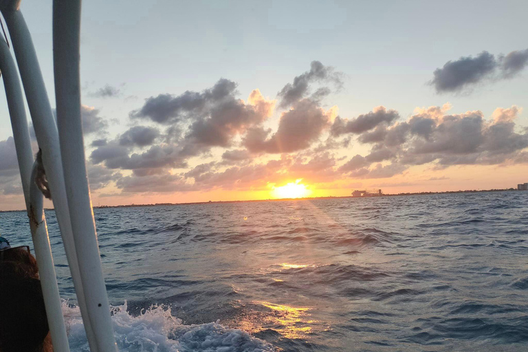 Żeglowanie o zachodzie słońca na Isla Mujeres z transferem do Cancún"Żeglowanie o zachodzie słońca do Isla Mujeres z transferem do Cancún"
