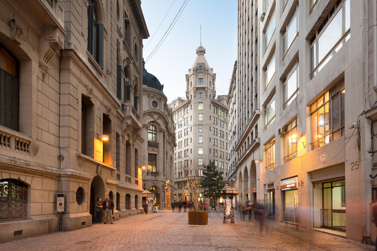 Les incontournables du Santiago historique : visite guidée à pied de la ville des contrastesVisite semi-privée des sites historiques de Santiago en portugais