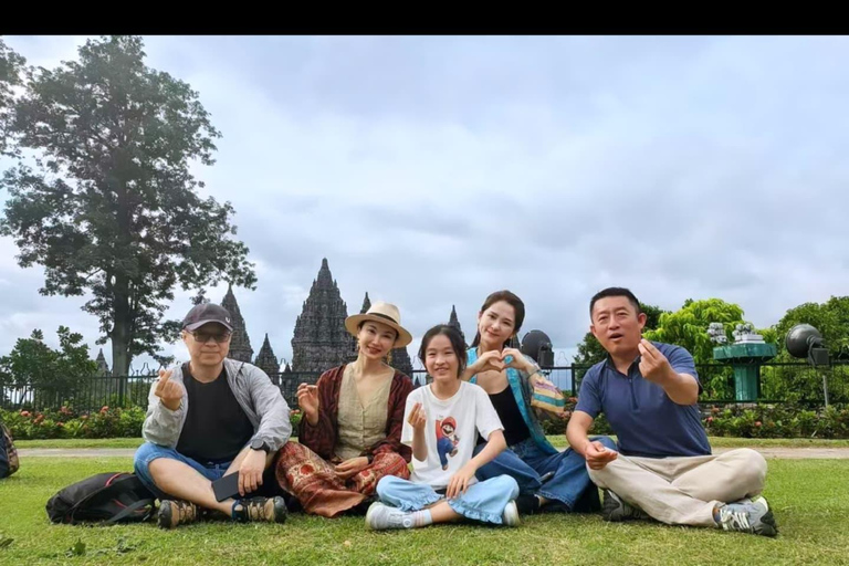 Yogyakarta: Borobudur & Prambanan Temple Tour & Pickup Sharing temple tour (guide included for 2 temples)