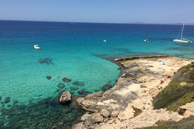 Mallorca: Discover paradisiacal coves on board of an exclusive catamaran