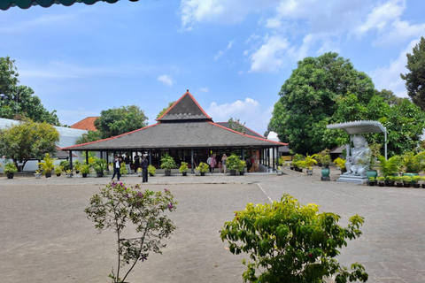 Yogyakarta: Sultan Palace and Water castle Guided Tour Water castle Guided Tour