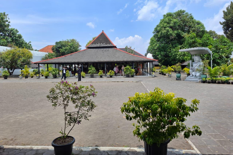 Yogyakarta: Sultan Palace and Water castle Guided Tour Water castle Guided Tour