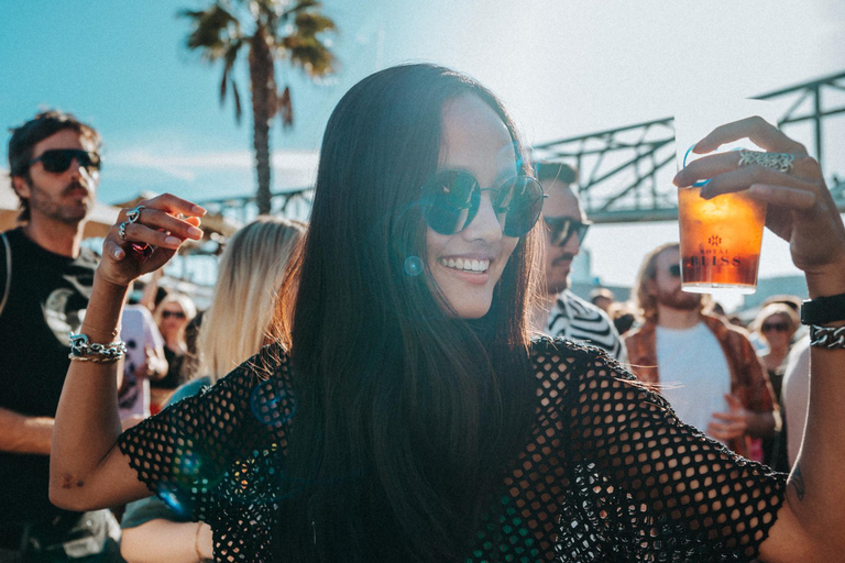 Barcelona: Beach Club Pool Party med DJ