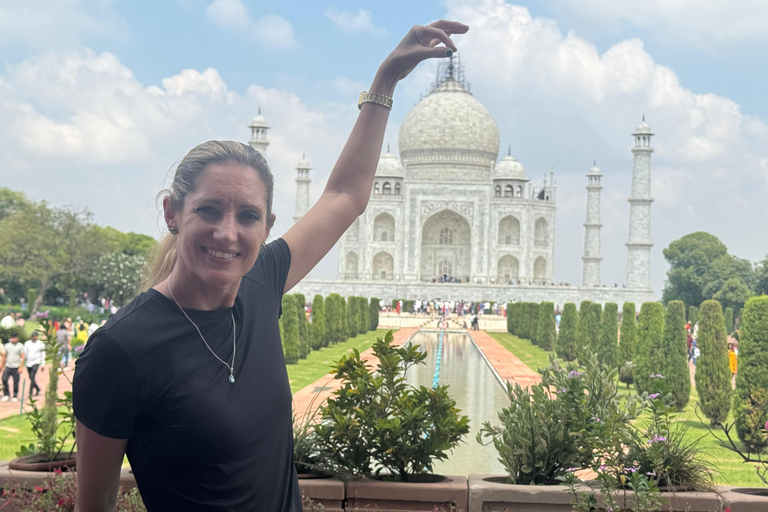 From Delhi Lavish Taj Mahal Tour with Luxury Car & VIP Entry From Delhi: All Included Tour with Toyota Velfire Car