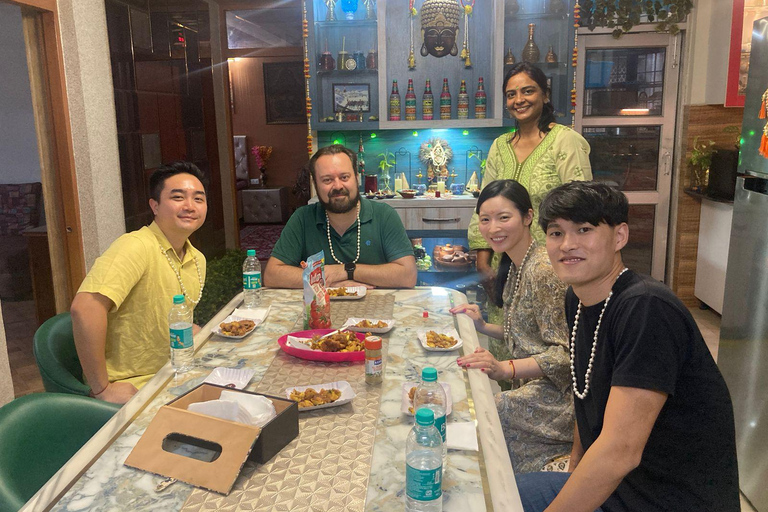 Kook Indiaas eten met lokale familie in hun traditionele huisOntbijt, lunch of diner volgens de door u gekozen tijd