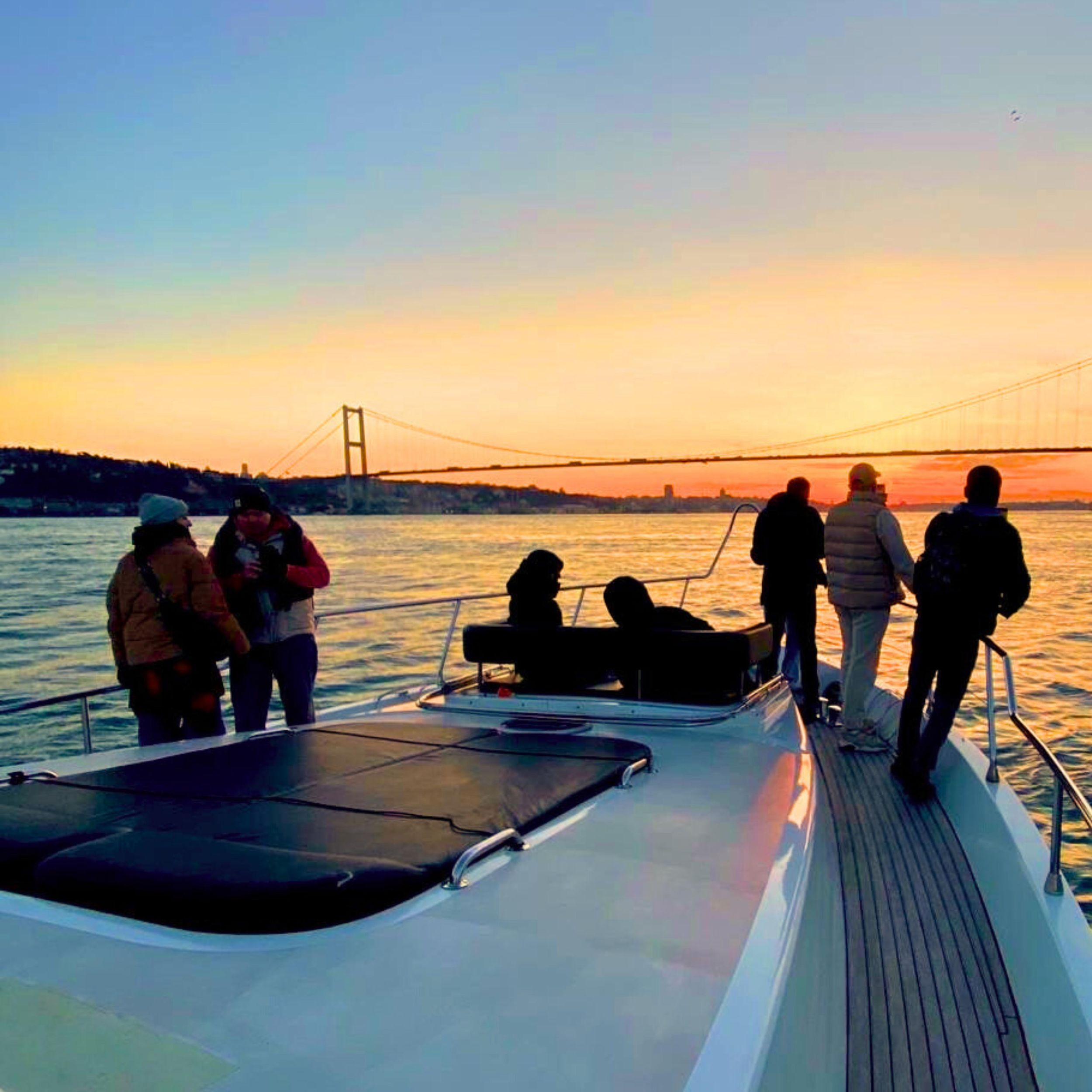 Istanbul: Bootsfahrt auf dem Bosporus mit Obst und Snacks