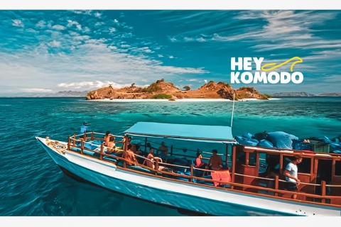 Dzielenie się Komodo Tour 4 Spot z tradycyjną drewnianą powolną łodzią