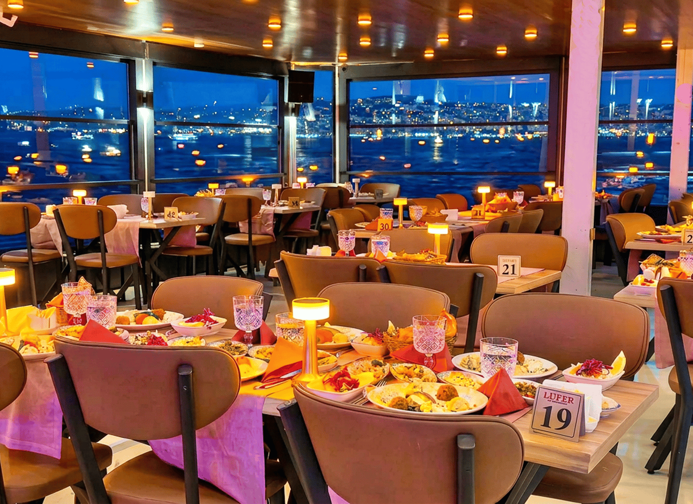 Istanbul: Bosporus-middagscruise og show med privat bord