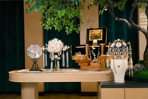 Chengdu: Immersive Hot Pot Meal Show with Hanfu Rental Regular Seat Dinner+Costume+Makeup（to book 3days in advance）