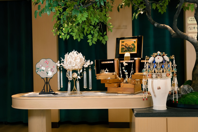 Chengdu: Immersive Hot Pot Meal Show with Hanfu Rental Regular Seat Dinner+Costume+Makeup（to book 3days in advance）