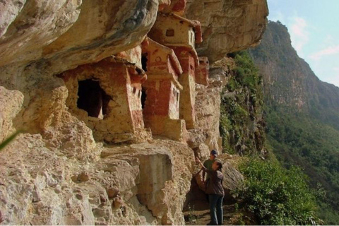 Chachapoyas: Revash-Mausoleen und Museum von Leymebamba