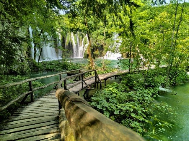 Visit Plitvice lakes Guided walking tour with a boat ride in Plitvice