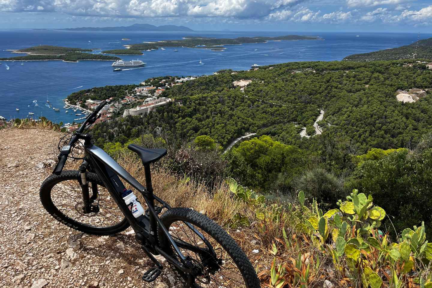 Einkatúr á fjallahjólum um Hvar eyju