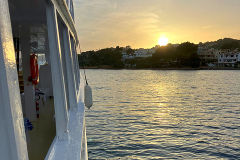 Alcudia Maiorca: Pôr do sol em barco com comida e bebida incluídasAlcudia, Maiorca: Pôr do sol num barco com comida e bebida incluídas