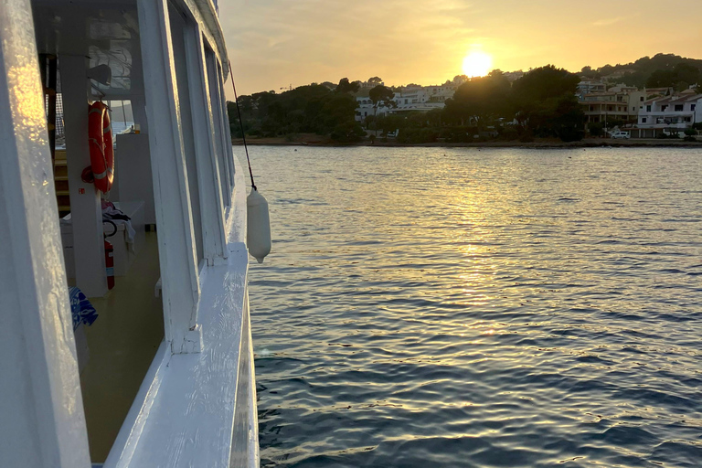Alcudia Maiorca: Pôr do sol em barco com comida e bebida incluídasAlcudia, Maiorca: Pôr do sol num barco com comida e bebida incluídas