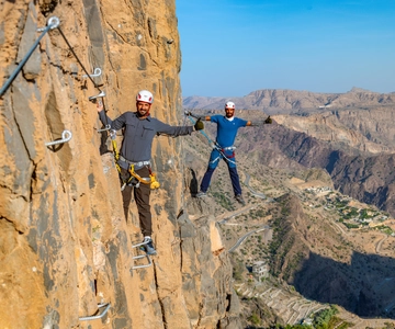 Nizwa: Jebel Shams Balcony Walk and Via Ferrata Adventure