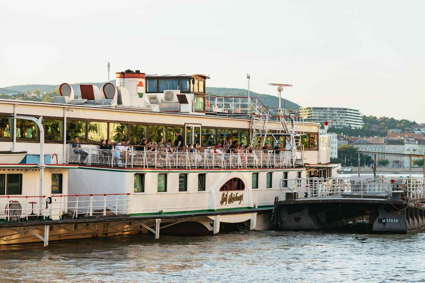 Budapest: Danube Cruise with Hungarian Dinner and Live Music