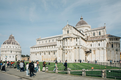 Desde La Spezia: excursión en tierra de ida y vuelta al crucero de PisaTraslado y recorrido a pie por la ciudad de Pisa