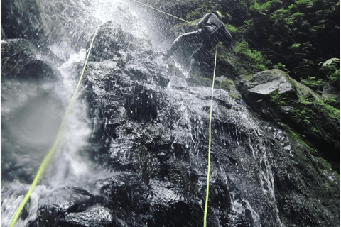 Ribeira dos Caldeirões: Guidad canyoning tur med utrustning