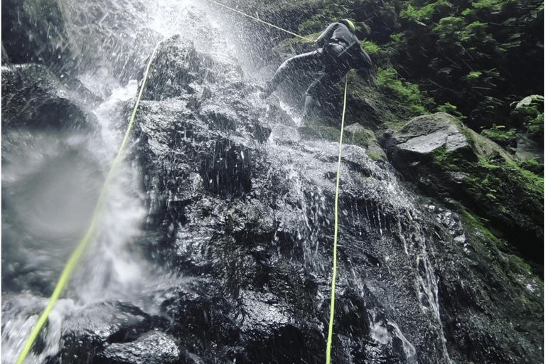 Ribeira dos Caldeirões: Tour guiado de Canyoning com equipamento