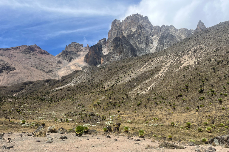 内罗毕：肯尼亚山五日徒步之旅（含餐饮及向导）内罗毕：5 天肯尼亚山徒步旅行（含餐饮和向导