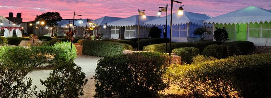 Tente de luxe, dîner, petit-déjeuner, balade à dos de chameau dans le désert de Thar.