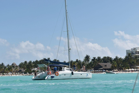 Isla Mujeres: Katamaran-Tour mit Schnorcheln, Buffet und GetränkenTour von Costa Mujeres