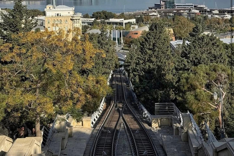 Baku: Interactive City Tour with Wine Tasting