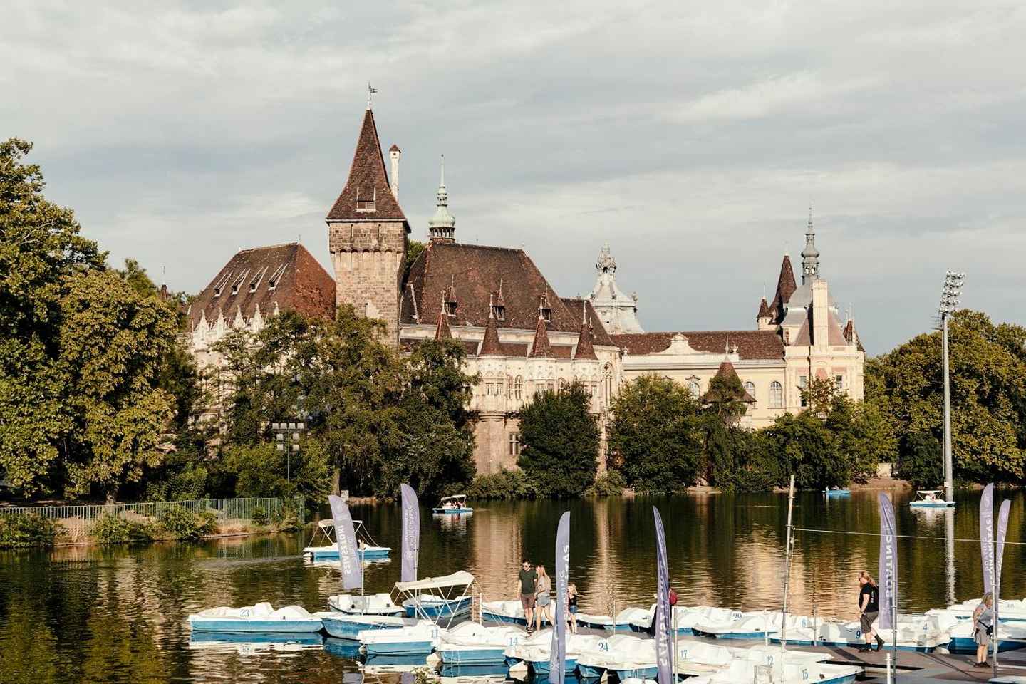 Budapest: Best Gardens Walking Tour & Folk Music Performance